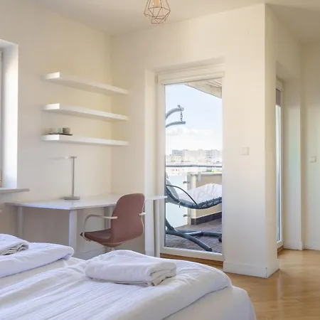 Marina Apartment, 3 Bedrooms, Balcony, Garage Varsovie