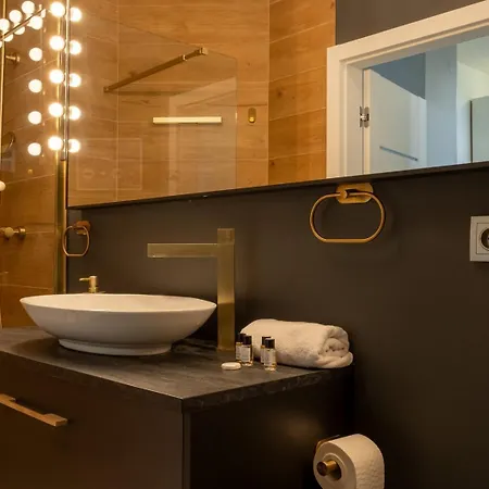 Marina Apartment, 3 Bedrooms, Balcony, Garage *